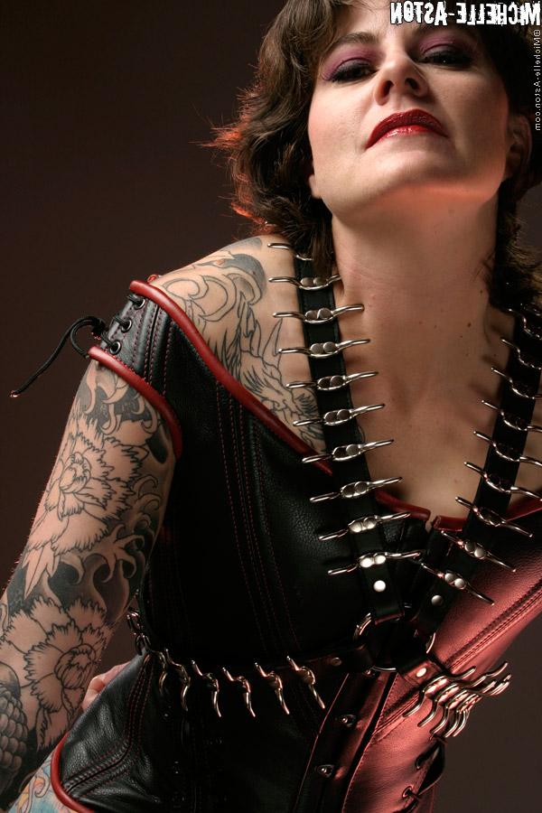 14P A morena tatuada Michelle Aston mostra sua buceta calva em roupas de fetiche