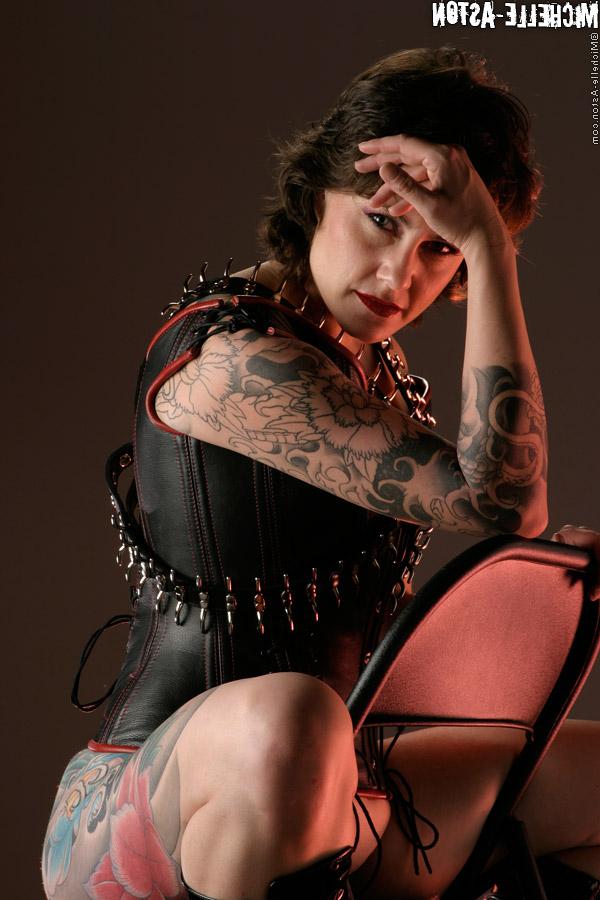 14P A morena tatuada Michelle Aston mostra sua buceta calva em roupas de fetiche