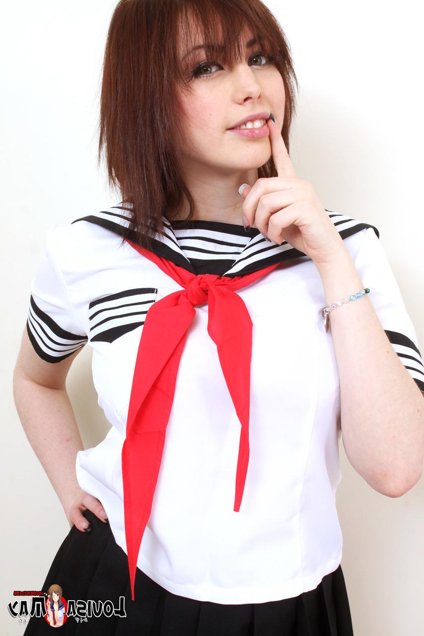 16P La linda británica louisa may libera sus grandes tetas de un uniforme de marinero