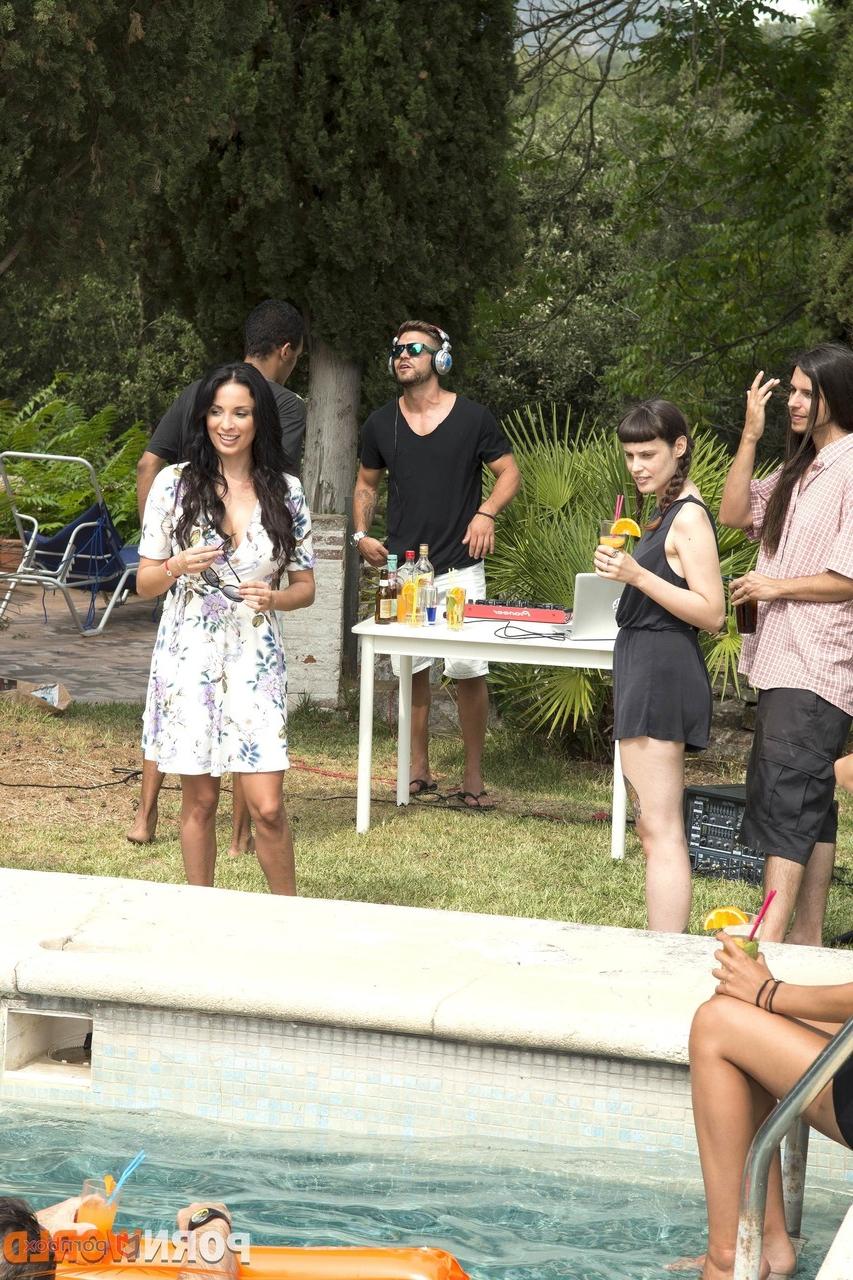 20P A morena gostosa Anissa Kate gosta de sexo doggystyle com um garanhão pendurado em pé