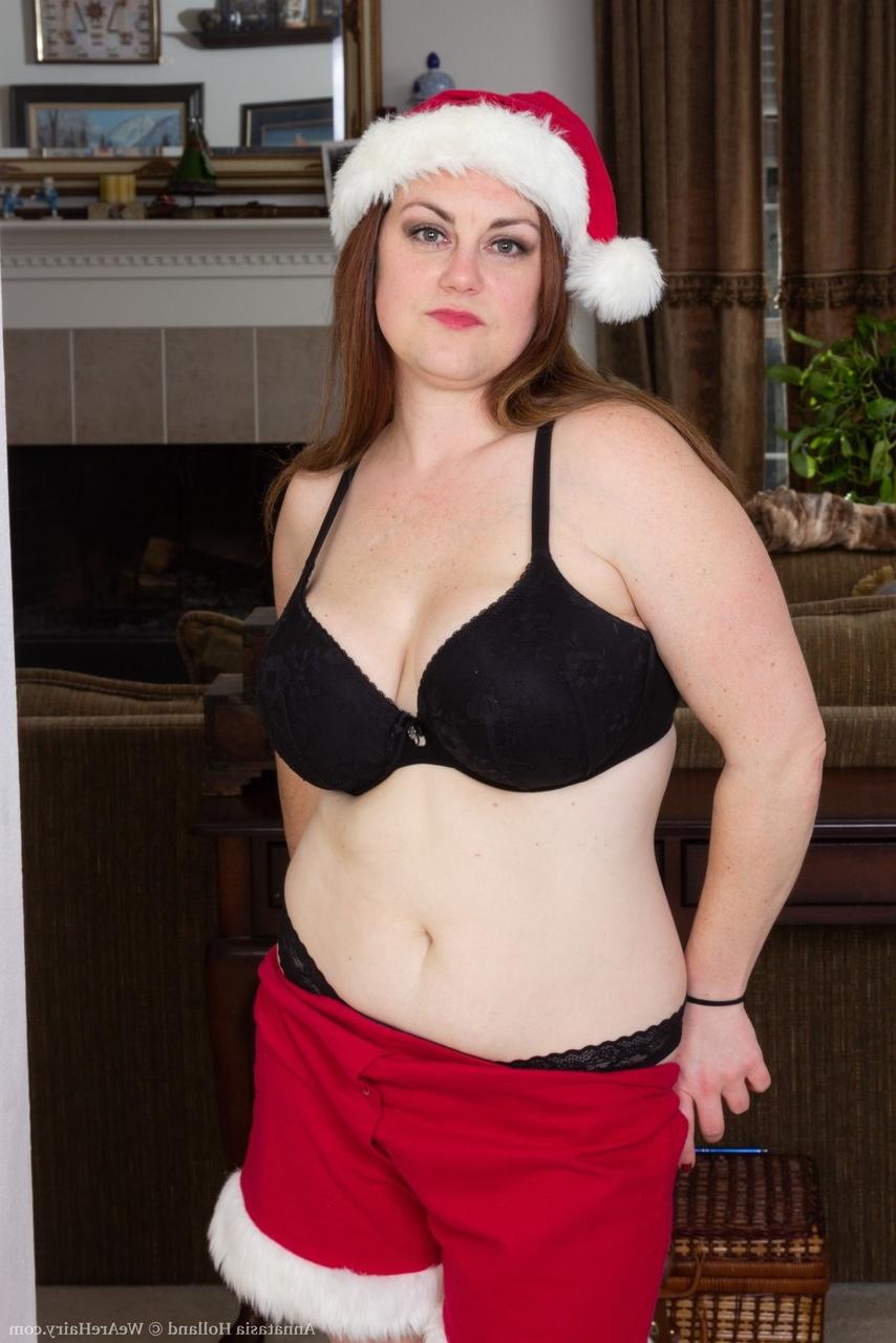 16P La BBW amateur Annatasia Holland se tira del vello púbico después de desahuecar sus grandes tetas