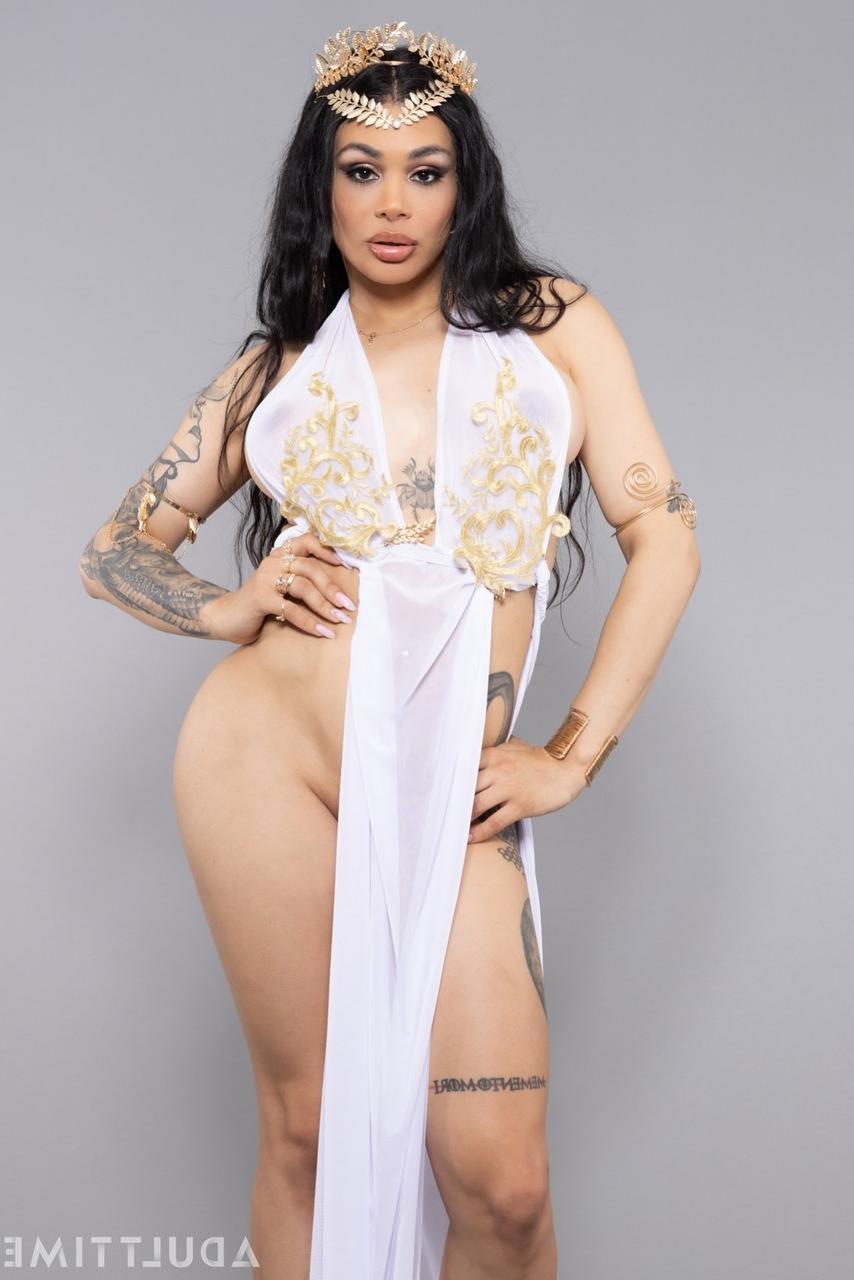 20P La reine ébène Kira Noir se fait baiser par la transexuelle exotique Eva Maxim.