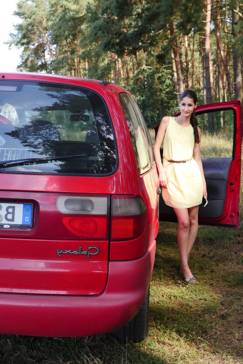 15P La flaca joven alemana Coco Kiss disfruta del sexo duro a lo perrito en la carretera