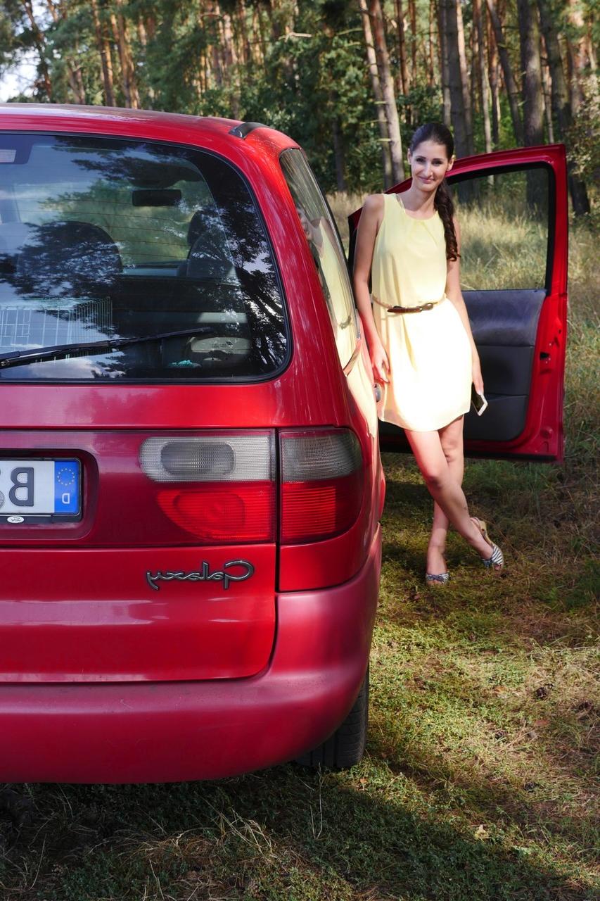 15P La flaca joven alemana Coco Kiss disfruta del sexo duro a lo perrito en la carretera