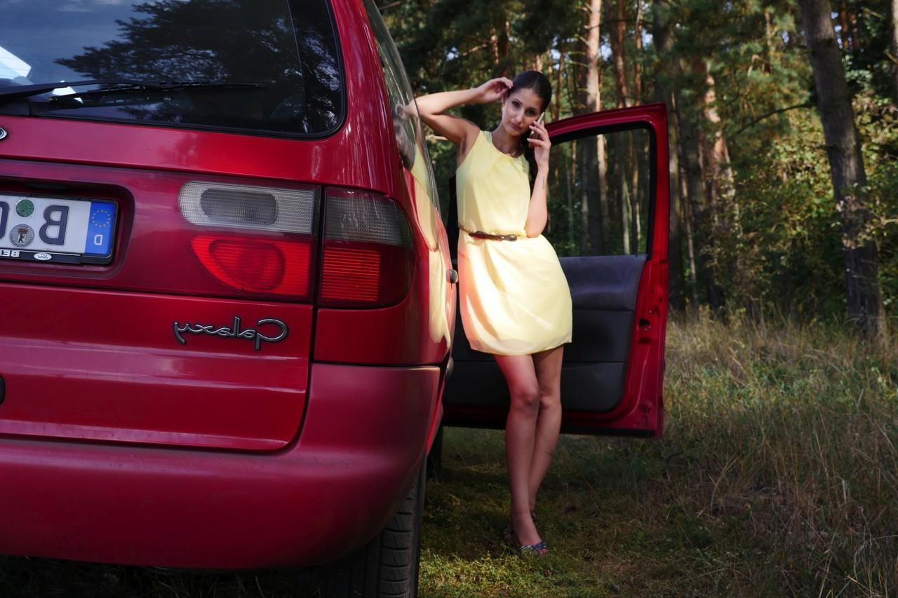 15P La flaca joven alemana Coco Kiss disfruta del sexo duro a lo perrito en la carretera