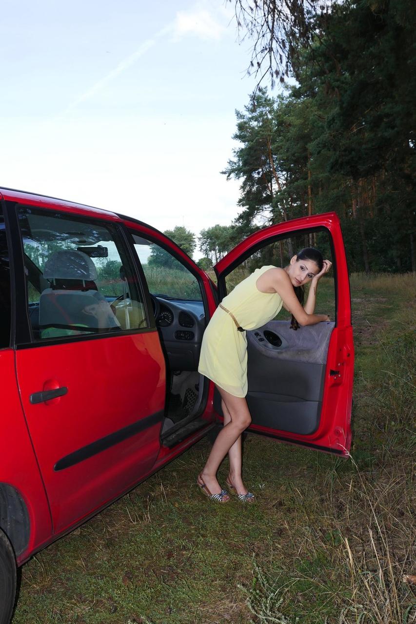 15P La flaca joven alemana Coco Kiss disfruta del sexo duro a lo perrito en la carretera