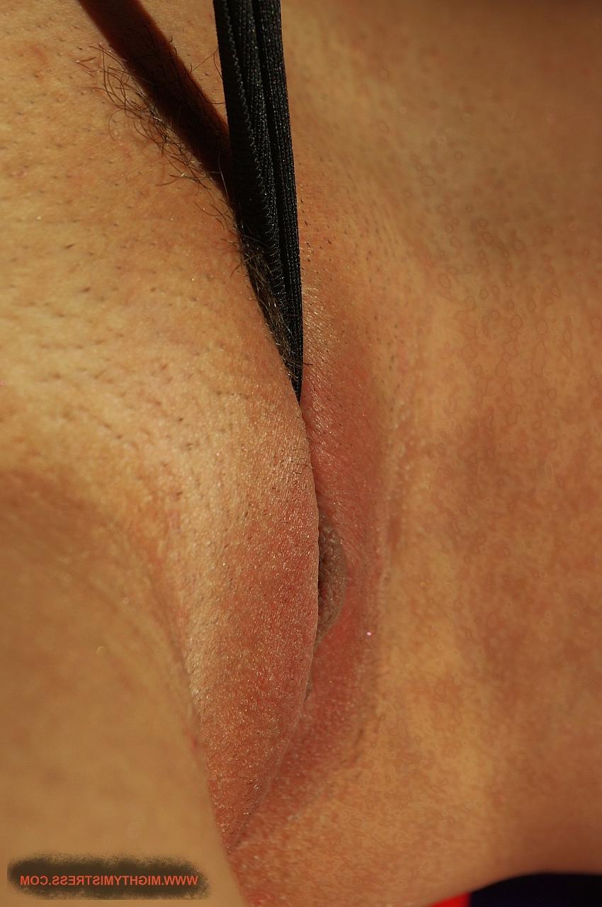 20P La morena Tera Bond juega con su coño recortado con consoladores en un solo BDSM