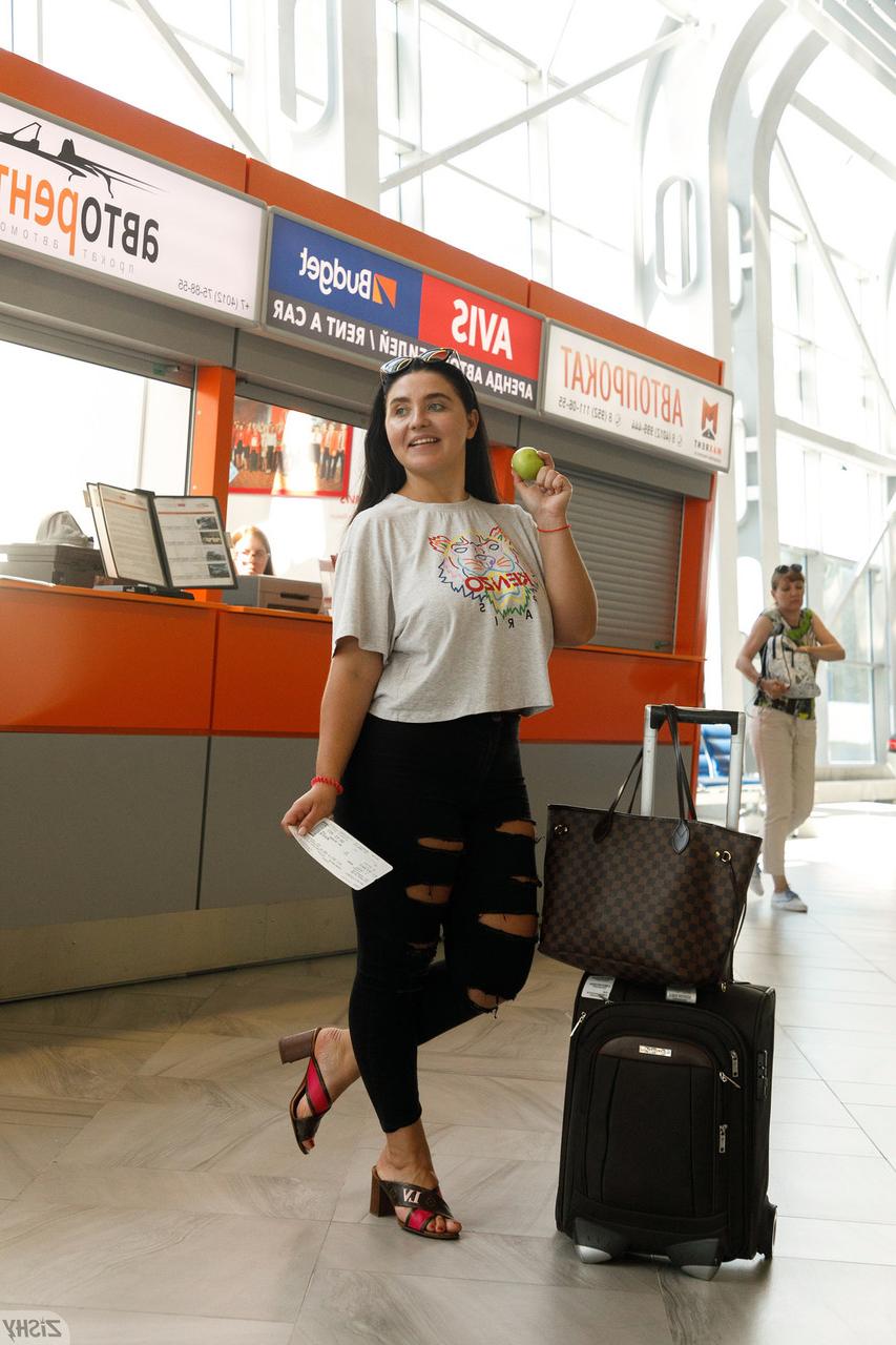 12P A gata totalmente natural Vyeta Mustafina tira a roupa em público e expõe suas curvas monstruosas
