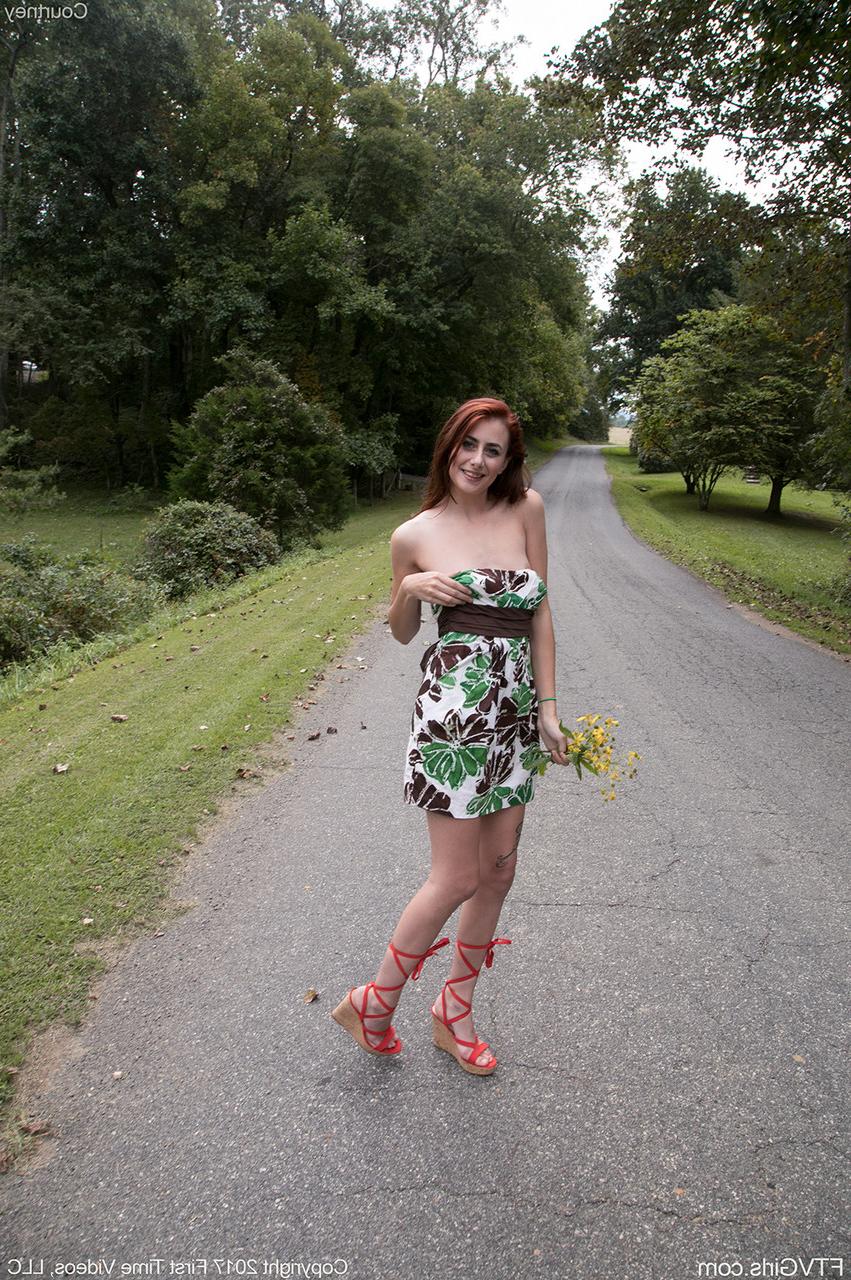 20P A megera amadora Courtney fica nua na natureza e exibe seu corpo esguio