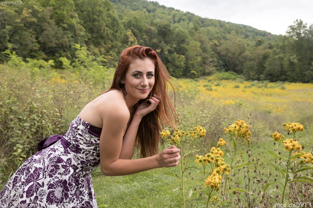 20P A megera amadora Courtney fica nua na natureza e exibe seu corpo esguio