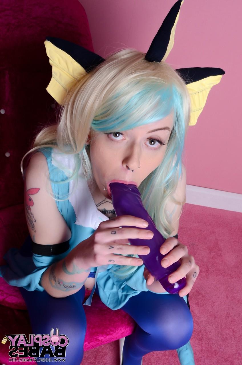 17P Cosplay loira de meia-calça rasgada Skyler Synn se masturbando