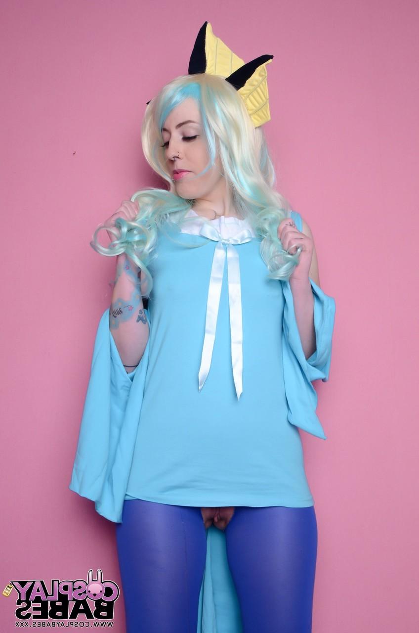 17P Cosplay loira de meia-calça rasgada Skyler Synn se masturbando