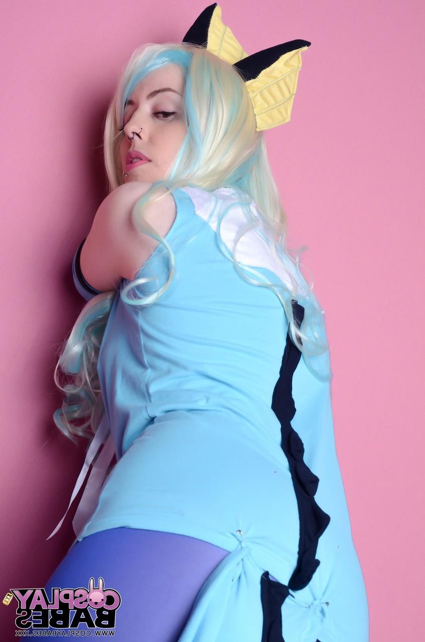 17P Cosplay loira de meia-calça rasgada Skyler Synn se masturbando