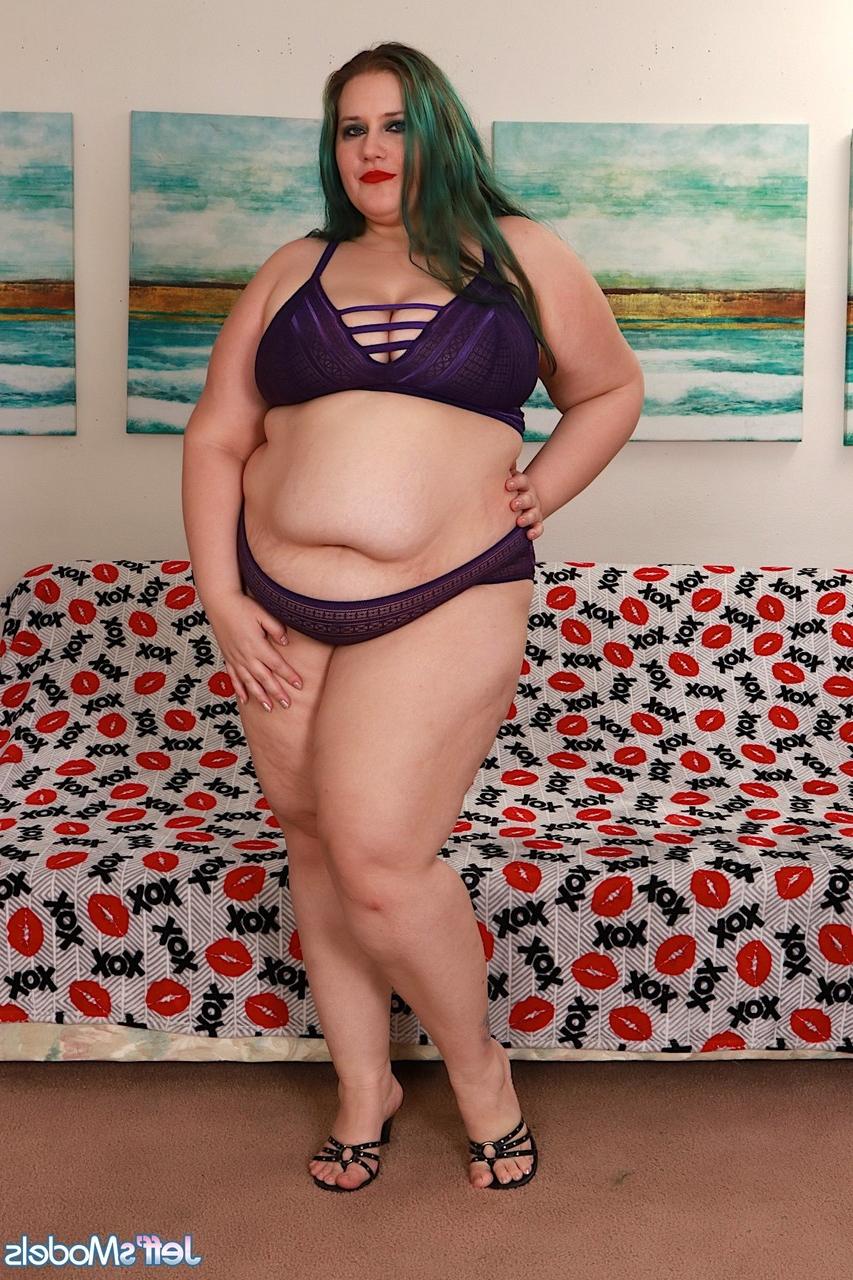 20P American SSBBW Becki Butterfly strips and fucks a machine dildo