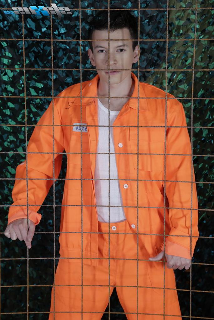20P Gay policeman Benjamin Dunn enjoys hardcore anal sex with a hung inmate