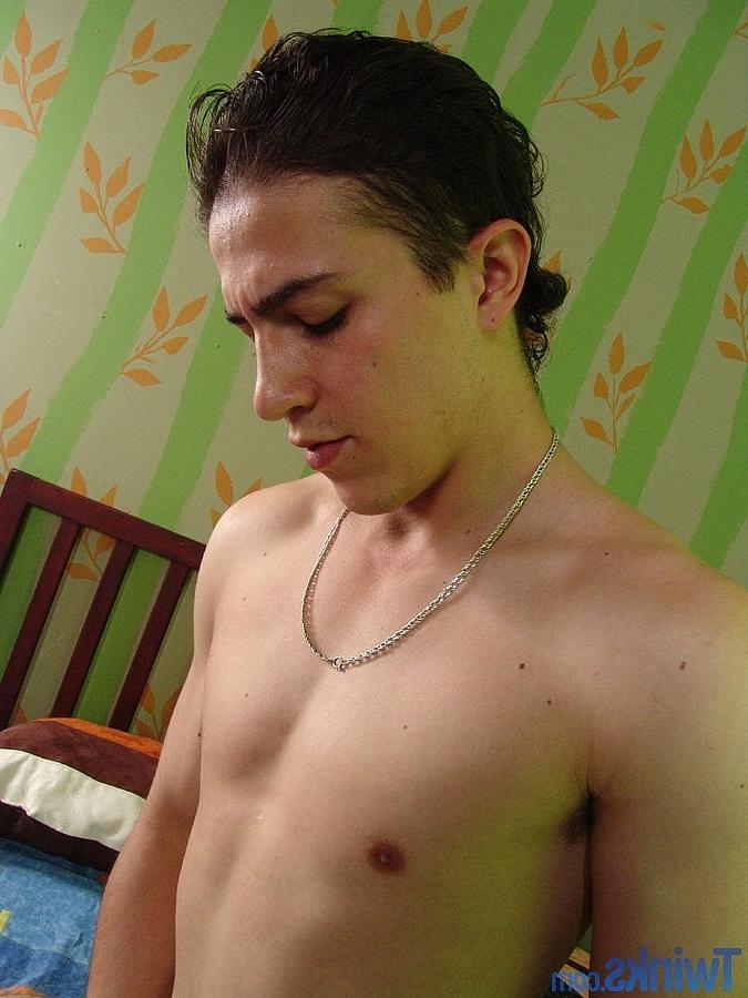 20P La brune gay Teodoro U exhibe sa grosse trique et se touche