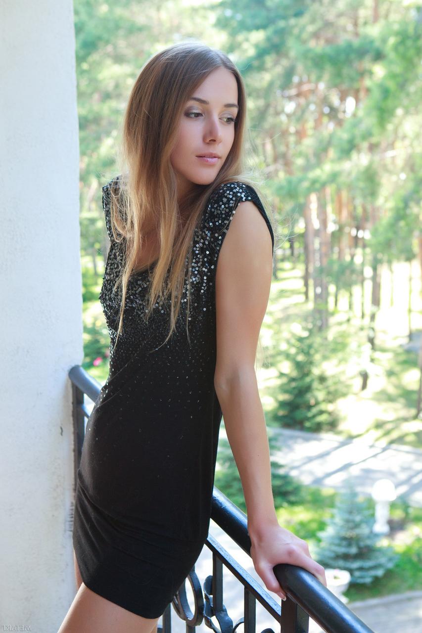 20P La linda joven estonia Lina Diamond mostrando sus pequeñas tetas, su coño y sus pies al aire libre