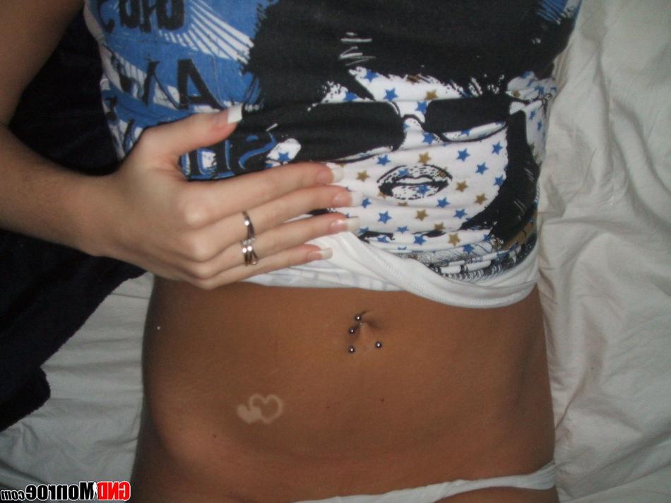 12P Loira sexy levanta a camiseta para mostrar o piercing na barriga e o sutiã