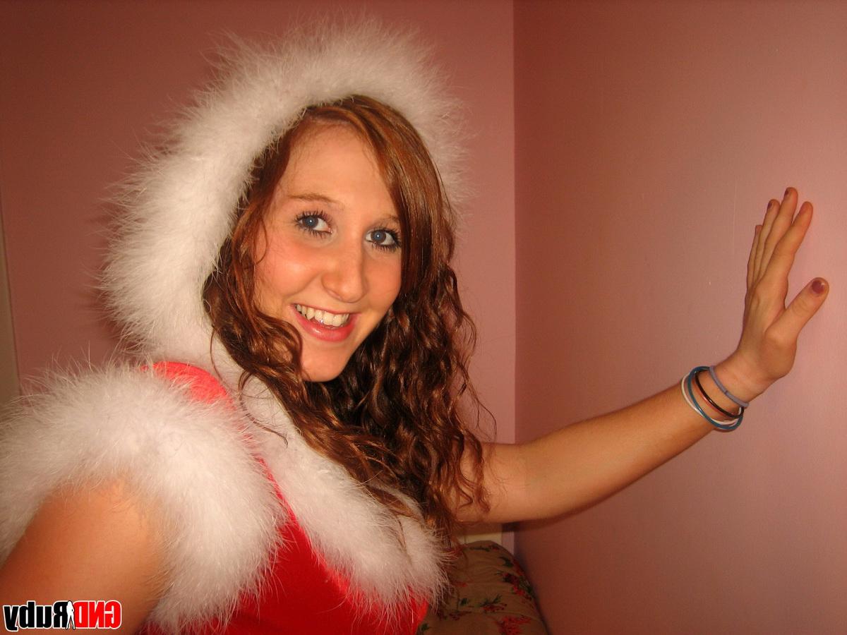 12P Amadora ruiva remove lingerie de Natal antes de dedilhar sua buceta adolescente