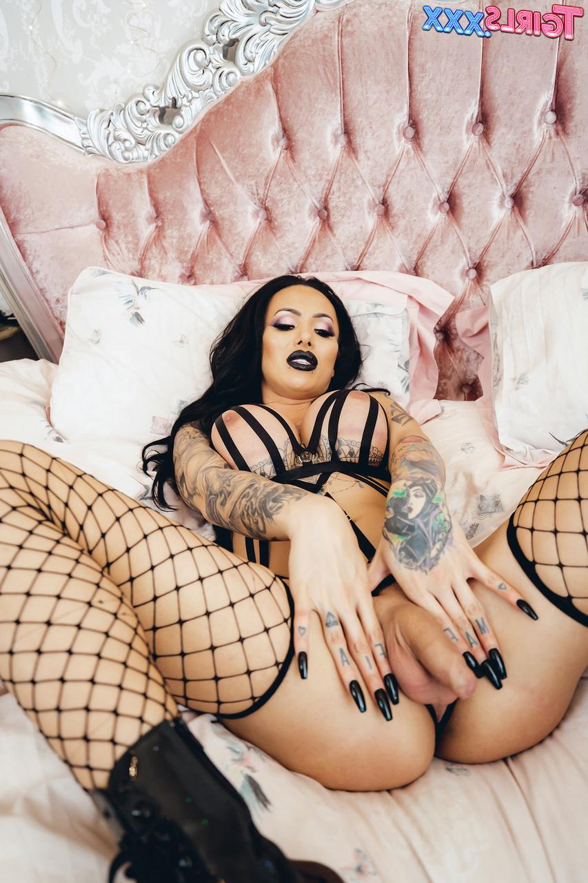 16P MILF sexy com seios firmes Mia Maffia expõe seu pau em meia arrastão