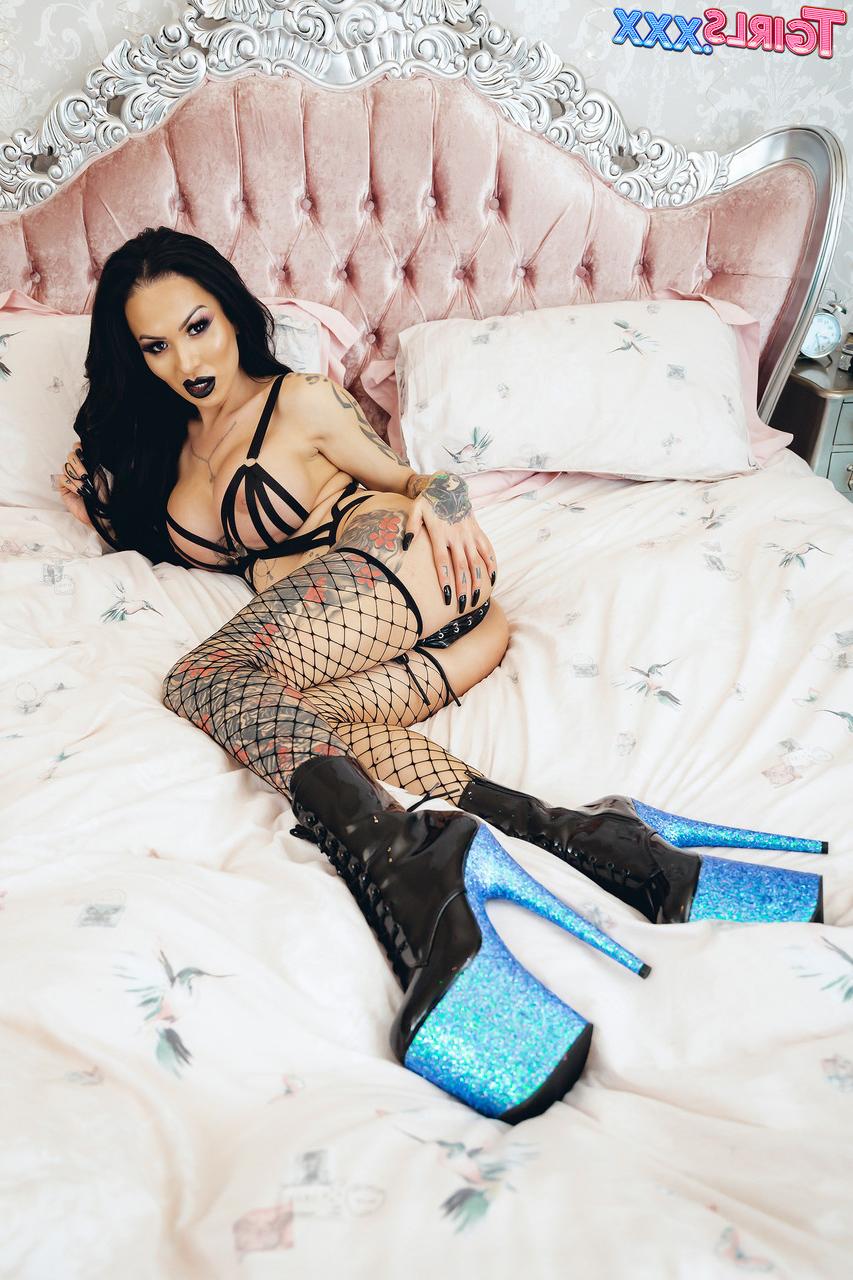 16P MILF sexy com seios firmes Mia Maffia expõe seu pau em meia arrastão
