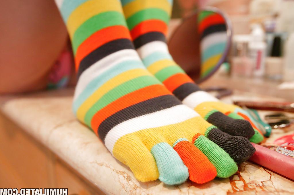 16P Fetiche por pés gata de óculos Ally Styles exibindo seus pequenos melões