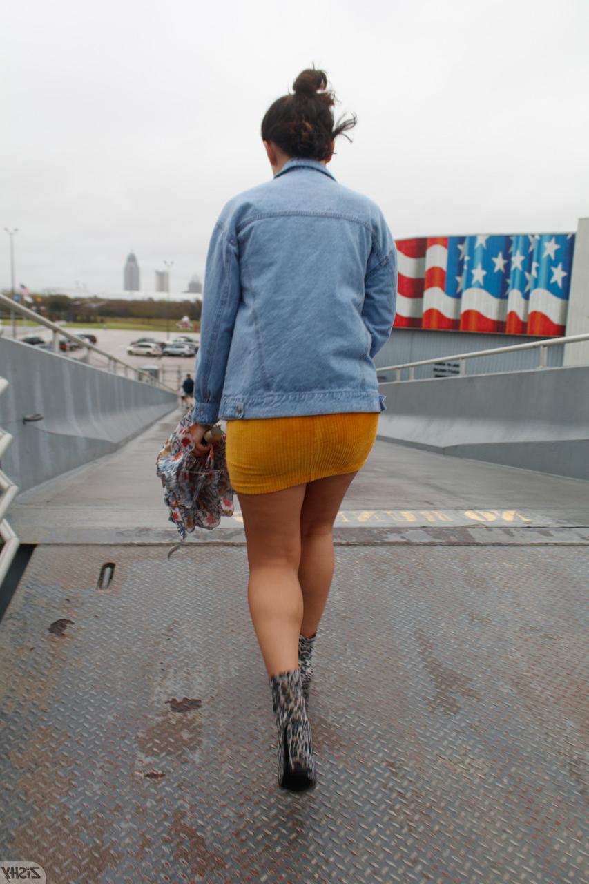 13P A gata amadora muito gostosa Savannah Small exibe sua bunda incrível em um solo