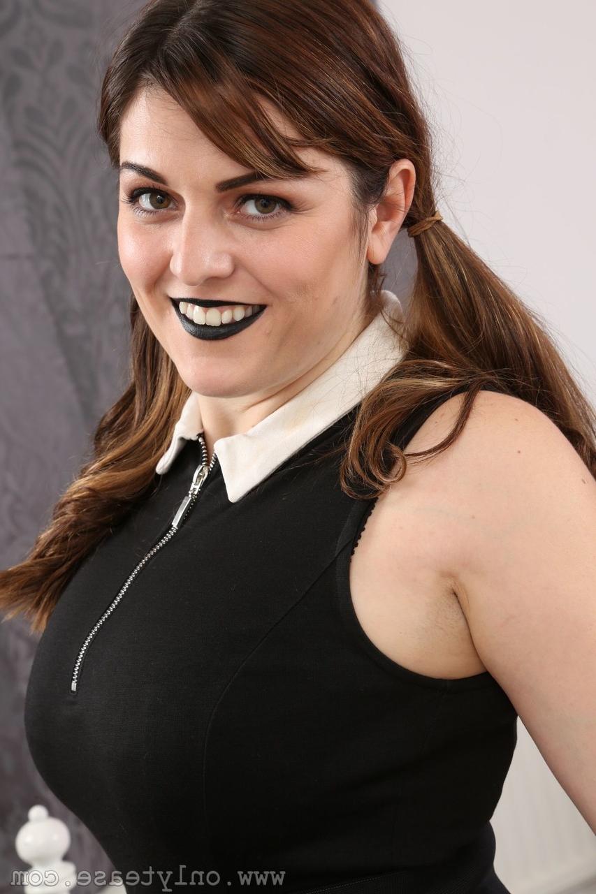 20P A morena gostosa Rosie Rees revela seus peitos incríveis enquanto troca de roupa