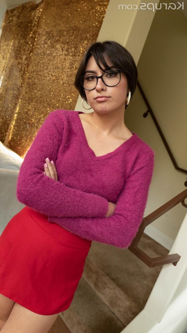 20P Adolescente caucásica Angeline Red follada en su coño afeitado en POV