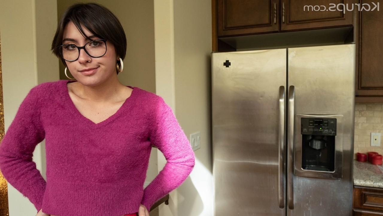 20P Adolescente caucásica Angeline Red follada en su coño afeitado en POV