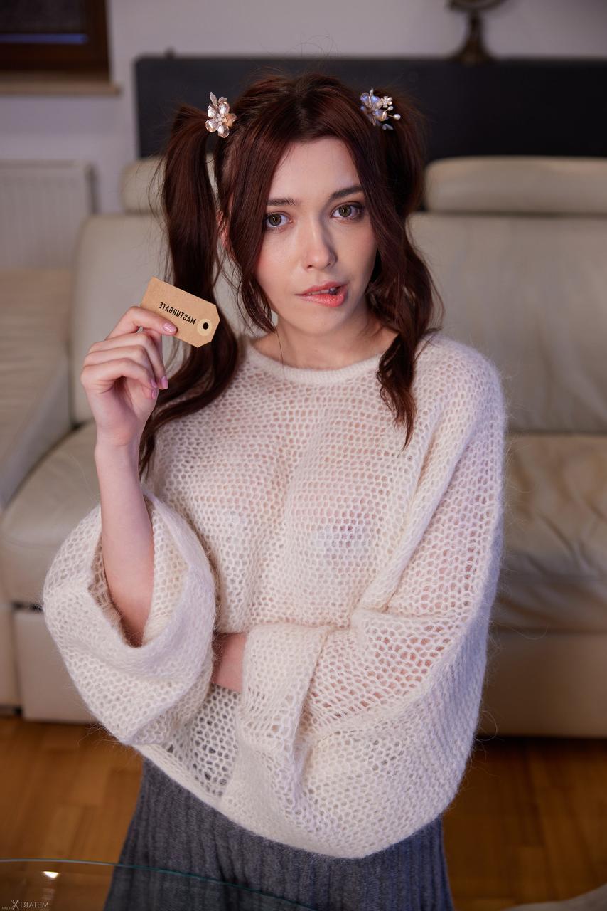 20P かわいいミラ・アズールがセクシーなストリップショー中にパイパンで遊ぶ