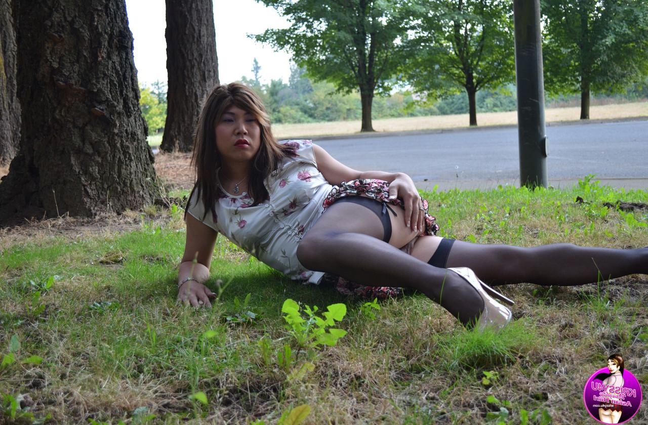 16P Travesti asiática bootylicious se masturbando no parque perto da estrada