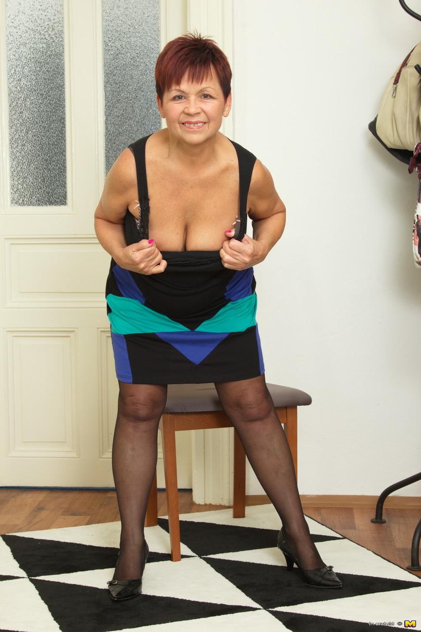 16P Senhora madura com cabelo ruivo curto lambe um vibrador depois de se despir e ficar com meia-calça preta