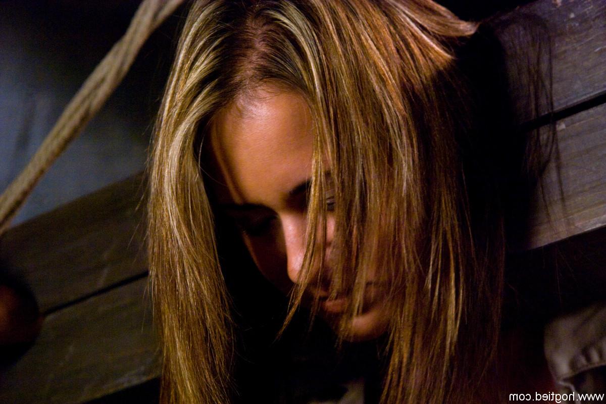 20P Die blonde MILF Trina Michaels lässt ihre großen Titten in der Prangerknechtschaft quälen