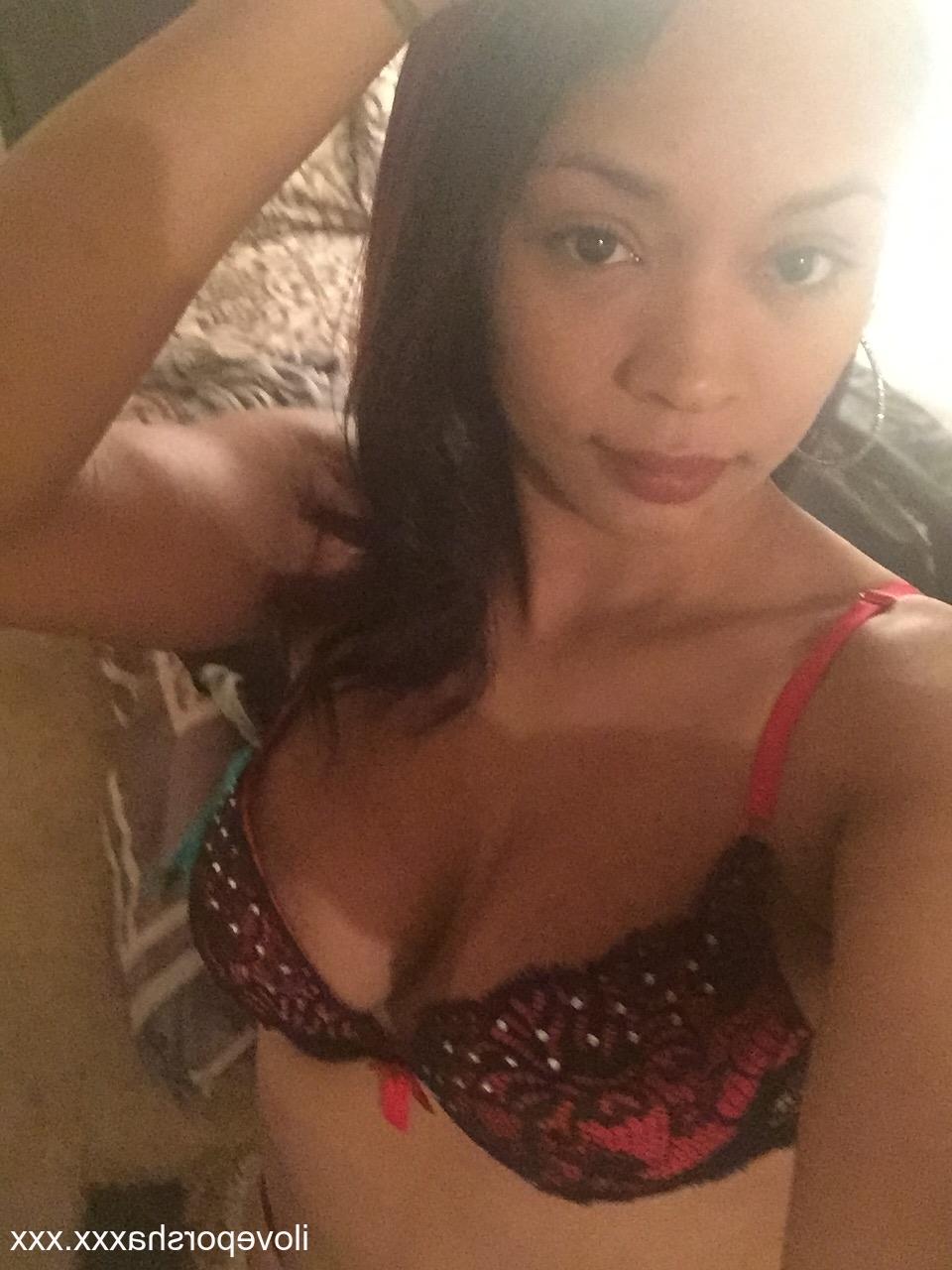 17P A pornstar latina gostosa Porche Carrera posando com seu sutiã e calcinha sexy