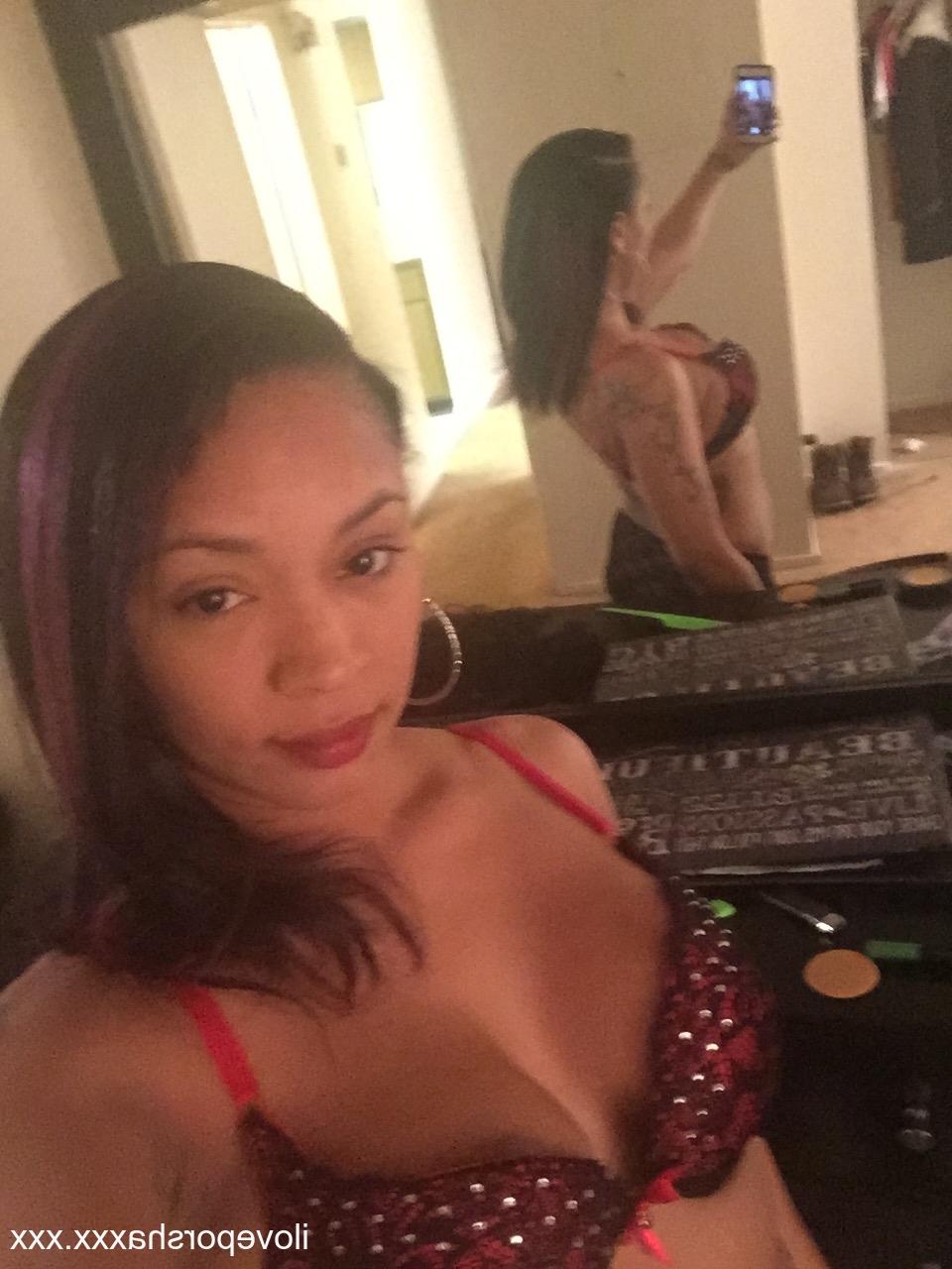17P A pornstar latina gostosa Porche Carrera posando com seu sutiã e calcinha sexy