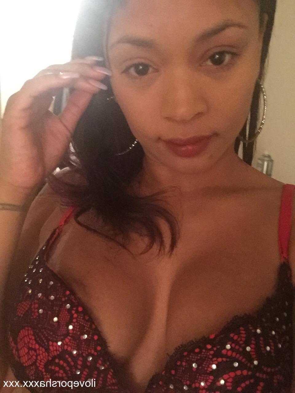 17P A pornstar latina gostosa Porche Carrera posando com seu sutiã e calcinha sexy