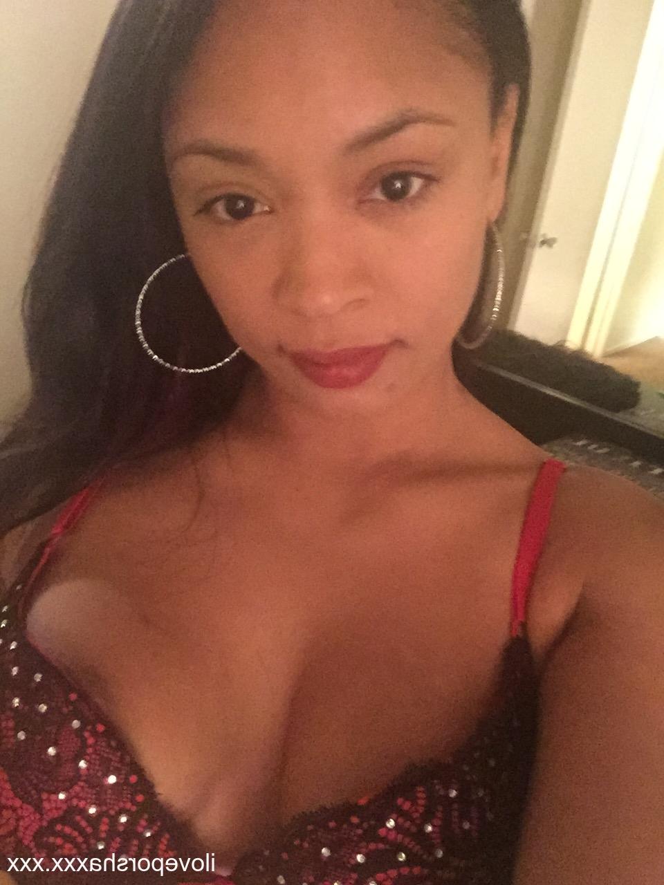 17P A pornstar latina gostosa Porche Carrera posando com seu sutiã e calcinha sexy