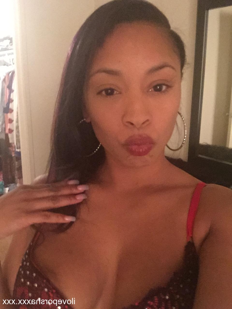 17P A pornstar latina gostosa Porche Carrera posando com seu sutiã e calcinha sexy