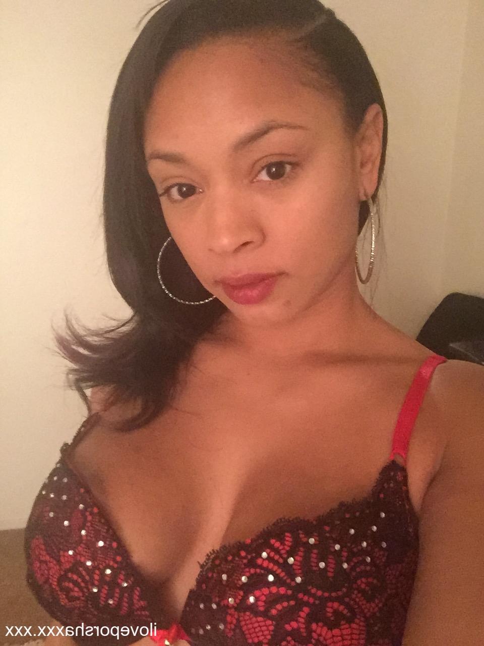 17P A pornstar latina gostosa Porche Carrera posando com seu sutiã e calcinha sexy