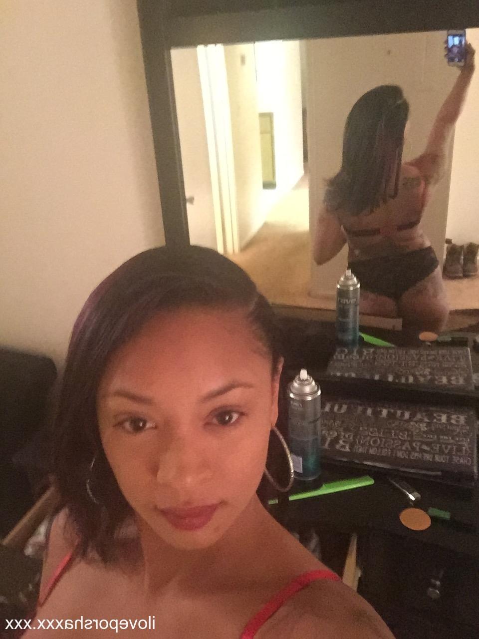 17P A pornstar latina gostosa Porche Carrera posando com seu sutiã e calcinha sexy