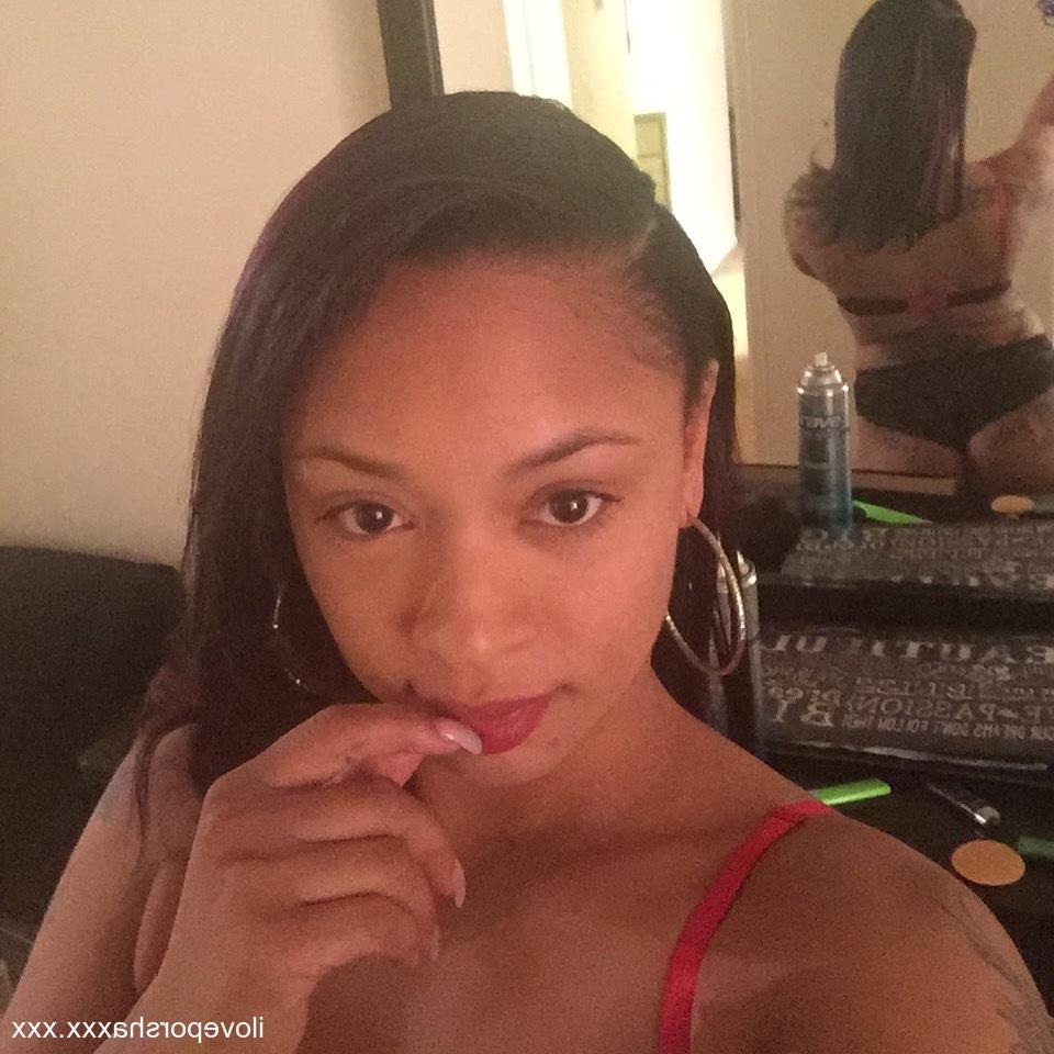 17P A pornstar latina gostosa Porche Carrera posando com seu sutiã e calcinha sexy
