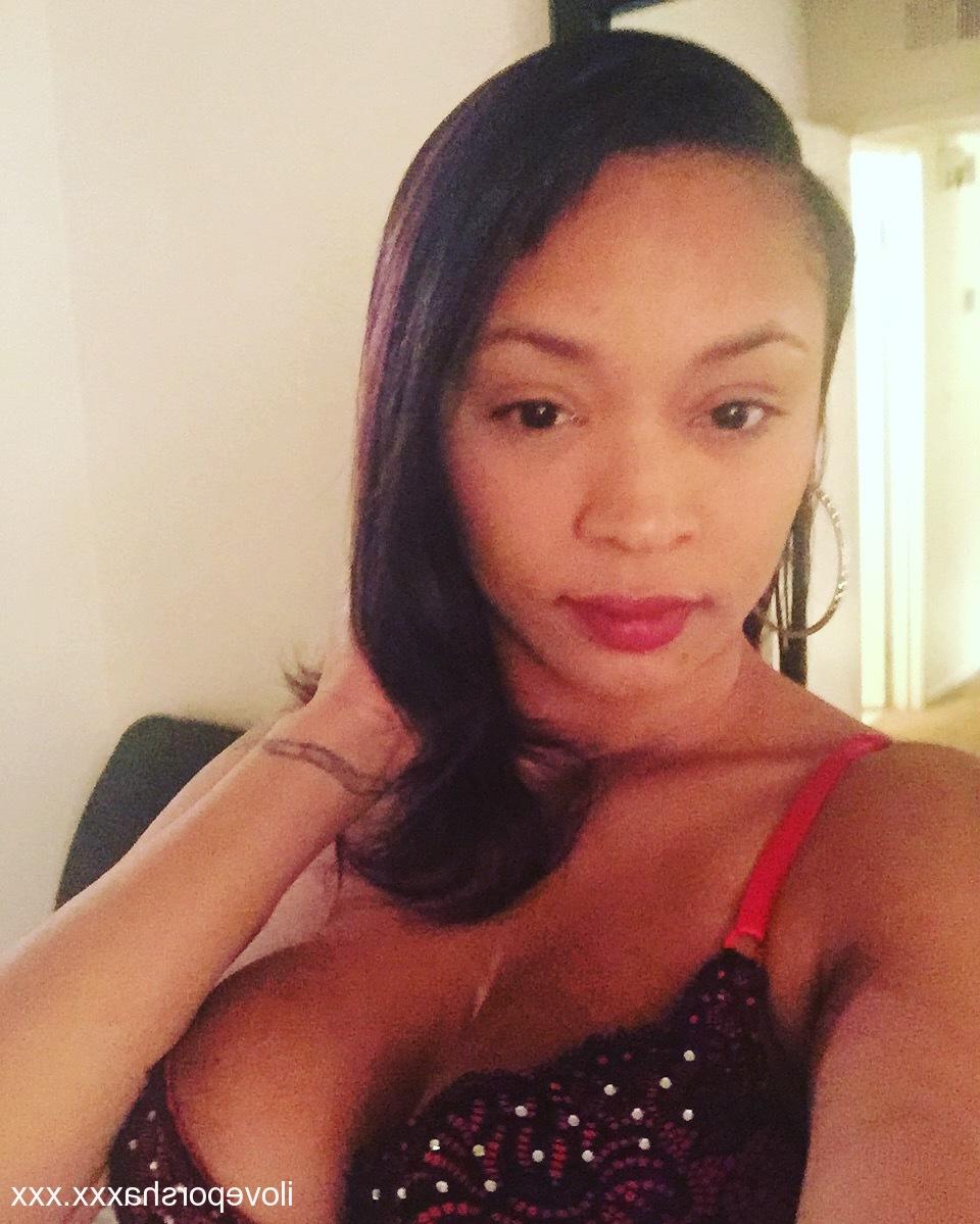 17P A pornstar latina gostosa Porche Carrera posando com seu sutiã e calcinha sexy