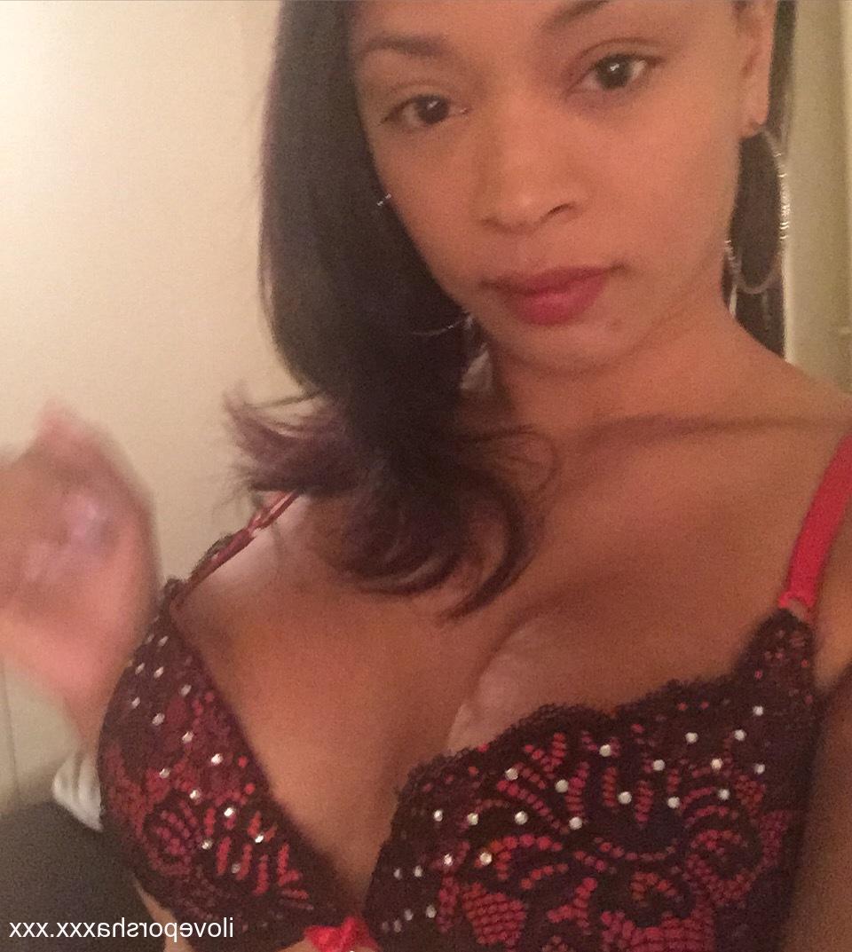 17P A pornstar latina gostosa Porche Carrera posando com seu sutiã e calcinha sexy