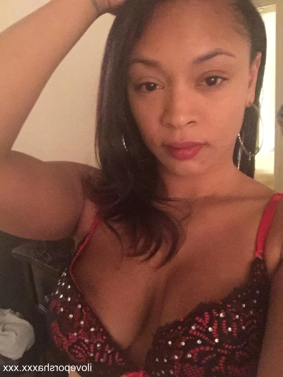 17P A pornstar latina gostosa Porche Carrera posando com seu sutiã e calcinha sexy