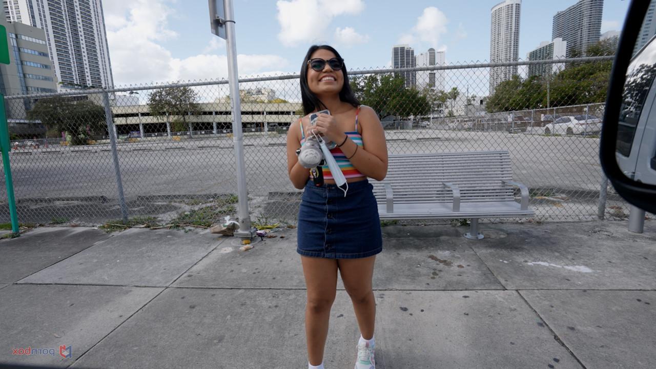 20P La joven con gafas Summer Col es recogida y follada por el culo en una furgoneta