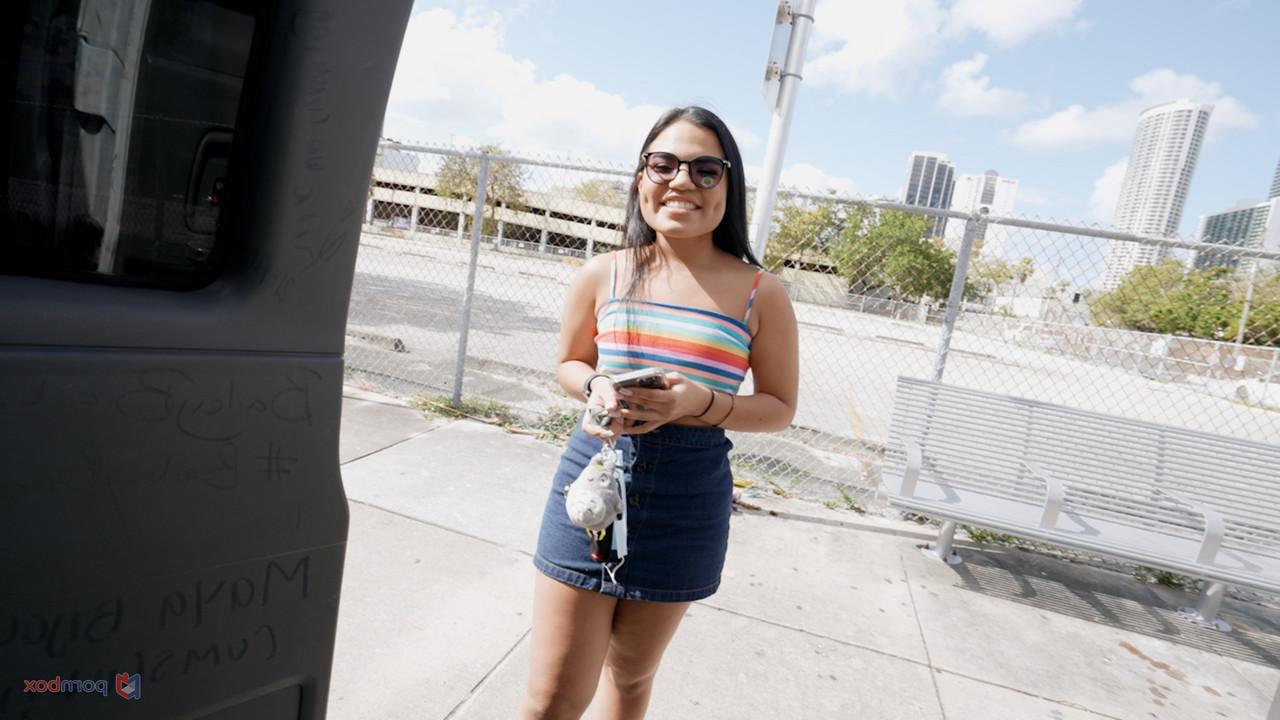 20P La joven con gafas Summer Col es recogida y follada por el culo en una furgoneta