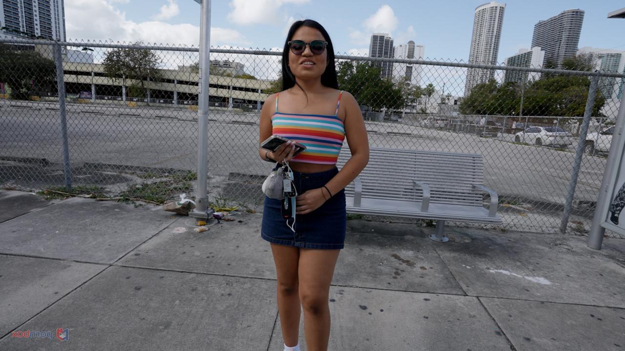 20P La joven con gafas Summer Col es recogida y follada por el culo en una furgoneta