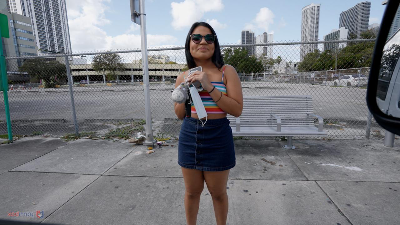 20P La joven con gafas Summer Col es recogida y follada por el culo en una furgoneta