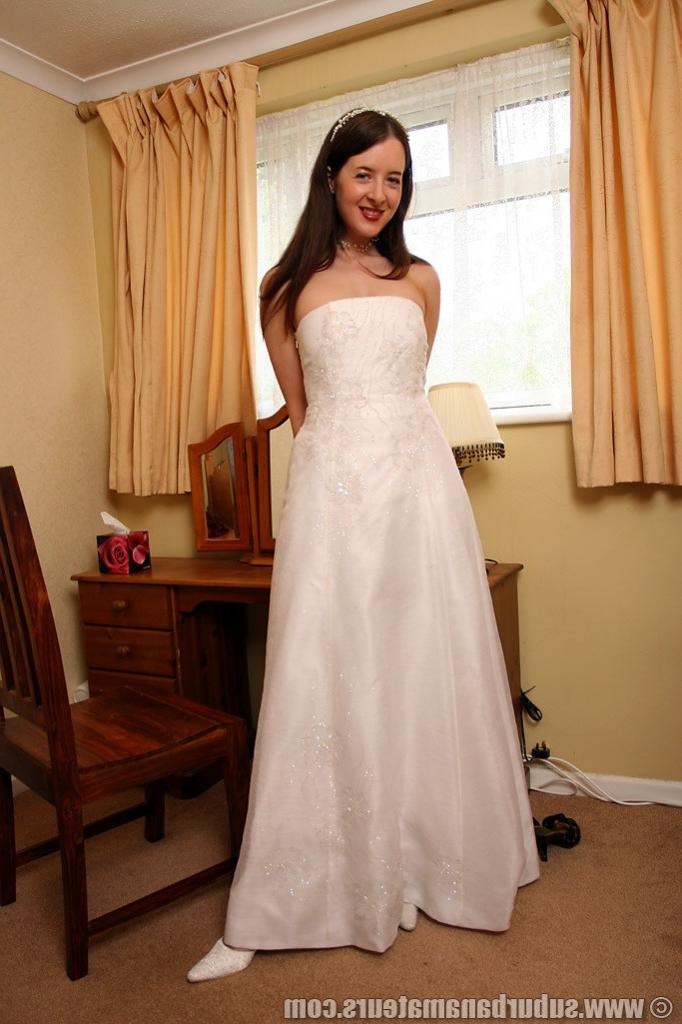 20P A britânica Rose Wood se dedilha enquanto usava seu vestido de noiva